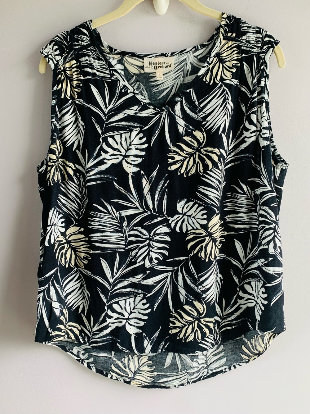 Sleeveless Blouse Top Black White Tan Tropical Leaf Summer Casual EUC Large